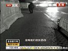 围挡突然倒坍  绊倒骑车路人  