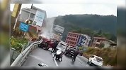 惨痛！湖南隆回一小车发生车祸 公路护栏“穿”进车身