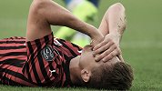 拿什么拯救米兰！主帅场边发愣+锋霸遭掌掴 马尔蒂尼无奈了