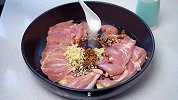 空气炸锅做照烧鸡腿，不加水不放油，肉嫩汁甜，好吃又好做
