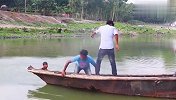 国外搞笑合集，把人踢下船，这小伙真是太坏了
