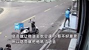 小哥送完外卖站路边吃饭，被店家“吼”进屋吹空调：最凶的语气说最温柔的话