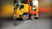 深圳一公交车掉进塌陷大坑 车上20多名乘客紧急疏散