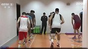 央视报道解放军男篮备战军运会 王治郅刘玉栋发表讲话