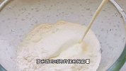 适合夏天吃的小米凉糕，一蒸一压，酸酸甜甜，软糯拉丝
