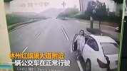 【河南】女司机突然开门下车 被身后公交挤在两车间撞亡