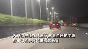 “跛脚”特斯拉超速飞驰火花带闪电，后车司机提醒无果：追不上它