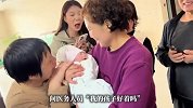 全家在产房外围着新生儿，产妇爸爸一句话戳心，网友：当了妈妈也永远是爸爸的孩子