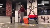身材极品的妹子练习跳绳 这也太晃了吧！