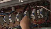 本以为自己用电太费 其实是家用电表连着红绿灯