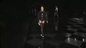 女装-凯特莫斯吸烟走秀惊艳LV秋冬秀场