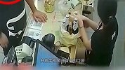 超市内男子假装购物，女收银员毫无防备，下一秒太丢人了！