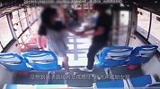 短裙女孩坐上公交车，男子尾随欲行不轨，司机没敢阻拦！