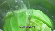 包菜别总是炒着吃了，像这样腌一个晚上，酸爽过瘾好吃极了
