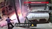 监控拍下车间起火瞬间，工人快速果断抱走火源