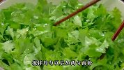 芹菜叶不要丢，打几个鸡蛋拌一拌，煎成小饼，当早餐美美的