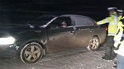 青海大冬树垭口30余名游客被困 民警顶风雪救援头上结冰