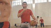 UFC-18年-UFC轻量级冠军“小鹰”硬生生把篮球比赛打成橄榄球比赛-花絮