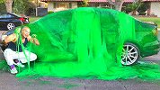 小伙恶搞哥哥爱车，4500千克黏胶涂车上，老哥看到车都懵了！