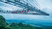 重庆天空悬廊景区为玻璃贴膜：时薪1000块