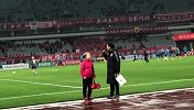 元老摄影师洪南丽获上港最美女球迷奖 全场球迷祝贺洪奶奶