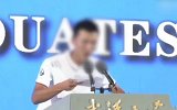 武大开学典礼新生冲上台演讲被劝离 网友：机会不是这样争取的