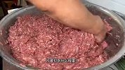 福建大哥用现杀羊肉打羹，每天手打2大盆60斤，要打3个多小时