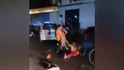 呼和浩特两女一男殴打环卫，倒地后仍狂踹 警方回应