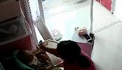 保姆对雇主心生不满连打11个月宝宝5耳光 监拍曝光后被行拘