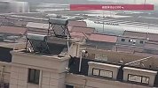 熊孩子跑到顶楼平台翻墙嬉戏，隔壁邻居大叔发现后，扯着嗓子连吼三声劝退