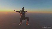 浪漫惬意！伴着晚霞高空跳伞 自由翱翔下落反转
