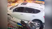 安徽一女司机错把油门当刹车冲进水果店 顾客刚出门就被撞飞