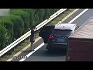 开生命玩笑！女子超车道给小孩把尿
