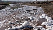 触目惊心！河南洛阳一冶炼厂废料污染黄河支流