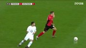 第25分钟弗赖堡球员京特尔盘带突破