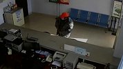 环卫大爷派出所扔下12000元转身就跑 纸条留言：急转武汉