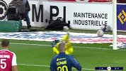 第69分钟里昂球员孟菲斯射门 - 打偏