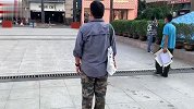 陕西西安一男子穿迷彩裤进网红书店被拦 保安：你是不是农民工