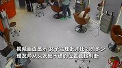 女子曝理发师不沟通不梳理直接剪一半，瞬间崩溃大嚎：我留了7年