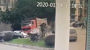 【四川】人平安！四川一货车为躲避临停出租车 撞2车碾压1车