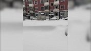 东北也罕见！东北4月降暴雪 轿车被积雪淹没 大棚被压塌
