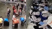 江苏昆山一电子厂粗暴发证引发大批员工离职：工服扔了一地