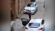 火气真大！被挡道打不通电话移车 保时捷车主怒砸奔驰车