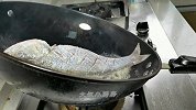 干烧鲈鱼不要直接下锅，教你一招，煎鱼不破皮不粘锅，鲜香又入味