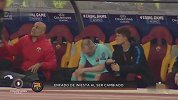 小白被换下时无视巴尔韦德 坐替补席砸水瓶发泄怒火