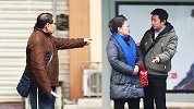 社会实验：小伙街头向老人推销虚假保健品，最后差点被路人打！