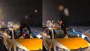 醉酒男爬上出租车怒踹挡风玻璃 目击者：司机不打表乱要价起争执