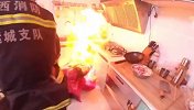 煤气罐起火村民用棉被盖着 消防员拉开棉被瞬间被火焰包围