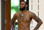 NBA停赛也要保持身体状态！詹姆斯晒自己训练视频