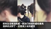 秦岚吴谨言合体直播，互夸漂亮笑到模糊，同款小辫子好可爱